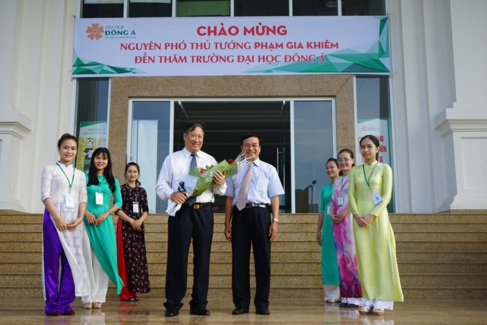 Nguyên Phó thủ tướng Phạm Gia Khiêm tham quan cơ sở giảng dạy và học tập của Đại học Đông Á. Ảnh: Hoàng Tuấn