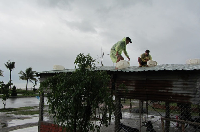 Người dân chằng chống lều quán, nhà cửa vì lo sợ bão vào. Ảnh: Hoàng Tuấn Người dân chằng chống lều quán, nhà cửa vì lo sợ bão vào. Ảnh: Hoàng Tuấn