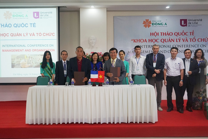 Ths.Lương Minh Sâm đại diện Trường ĐH Đông Á và GSTS. Lê Hữu Khóa đại diện Ban cao học Châu Á ký kết hợp tác về giáo dục. Ảnh: Hoàng Tuấn