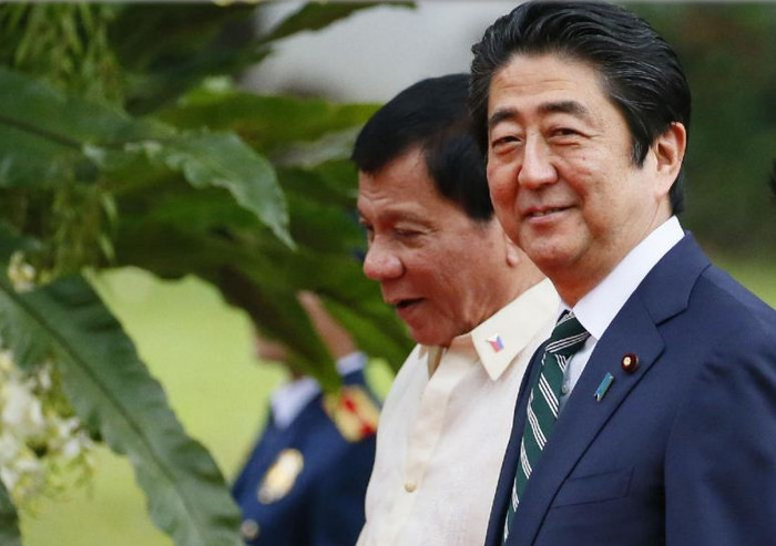 Thủ tướng Nhật Bản Shinzo Abe và Tổng thống Philippines Rodrigo Duterte. Ảnh: AP. Thủ tướng Nhật Bản Shinzo Abe và Tổng thống Philippines Rodrigo Duterte. Ảnh: AP.