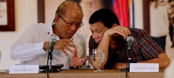 Bộ trưởng Quốc phòng Philippines Delfin Lorenzana và Tổng thống Rodrigo Duterte, ảnh: Notey. Bộ trưởng Quốc phòng Philippines Delfin Lorenzana và Tổng thống Rodrigo Duterte, ảnh: Notey.