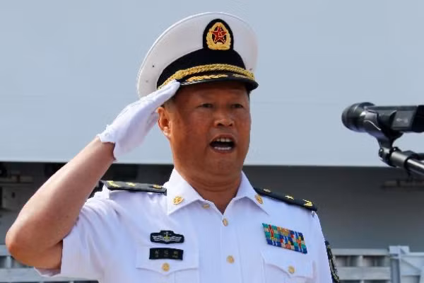 Ông Viên Dự Bách khi còn đeo hàm Chuẩn Đô đốc (Thiếu tướng hải quân), ảnh: internet.