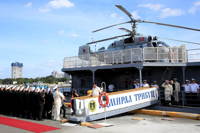 Tổng thống Philippines Rodrigo Duterte thăm chiến hạm Nga đang có mặt ở Manila hôm qua 6/1. Ảnh: WSJ. Tổng thống Philippines Rodrigo Duterte thăm chiến hạm Nga đang có mặt ở Manila hôm qua 6/1. Ảnh: WSJ.