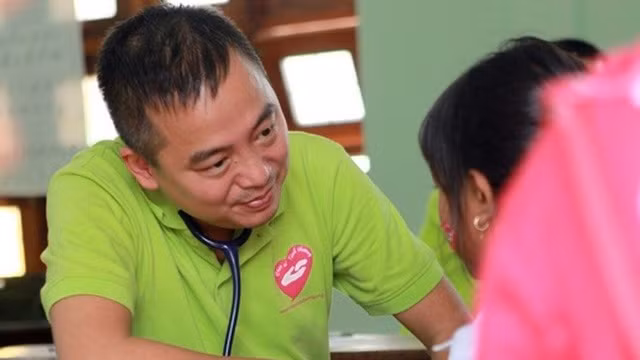 PGS.TS Nguyễn Lân Hiếu trong một chương trình khám tim miễn phí cho trẻ em nghèo. Ảnh: suckhoedoisong.vn.