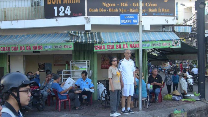 Tiến sĩ Hãn Nguyên Nguyễn Nhã cùng người thân trên đường Hoàng Sa, thành phố Hồ Chí Minh sáng 20/1/2017. Ảnh do tác giả cung cấp. Tiến sĩ Hãn Nguyên Nguyễn Nhã cùng người thân trên đường Hoàng Sa, thành phố Hồ Chí Minh sáng 20/1/2017. Ảnh do tác giả cung cấp.