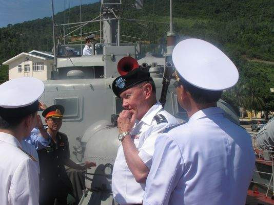 Chủ tịch Hội đồng Tham mưu trưởng Liên quân Mỹ Martin Dempsey thăm một tàu hải quân Việt Nam tại cảng Đà Nẵng. Chủ tịch Hội đồng Tham mưu trưởng Liên quân Mỹ Martin Dempsey thăm một tàu hải quân Việt Nam tại cảng Đà Nẵng.