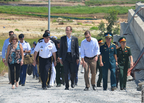 Tướng Martin Dempsey thăm trung tâm xử lý chất độc màu da cam dioxin tại sân bay Đà Nẵng. Ảnh: Lãnh sự quán Hoa Kỳ tại thành phố Hồ Chí Minh.