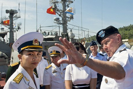 Tướng Martin Dempsey giao lưu với các sĩ quan tàu Hải quân Việt Nam tại cảng Đà Nẵng. Tướng Martin Dempsey giao lưu với các sĩ quan tàu Hải quân Việt Nam tại cảng Đà Nẵng.