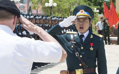 Chào báo cáo vị khách quý đến từ nước Mỹ tới thăm đơn vị. Ảnh: Thanh Nien News.