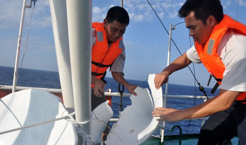 Tàu Kiểm ngư Việt Nam bị tàu Trung Quốc bắn vòi rồng vỡ cả thiết bị, cửa kính. Tàu Kiểm ngư Việt Nam bị tàu Trung Quốc bắn vòi rồng vỡ cả thiết bị, cửa kính.