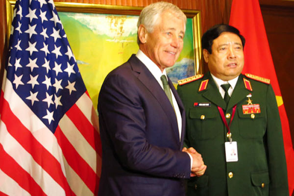 Bộ trưởng Quốc phòng Mỹ Chuck Hagel và Bộ trưởng Quốc phòng Việt Nam Phùng Quang Thanh. Ảnh: Vietnamnet. Bộ trưởng Quốc phòng Mỹ Chuck Hagel và Bộ trưởng Quốc phòng Việt Nam Phùng Quang Thanh. Ảnh: Vietnamnet.
