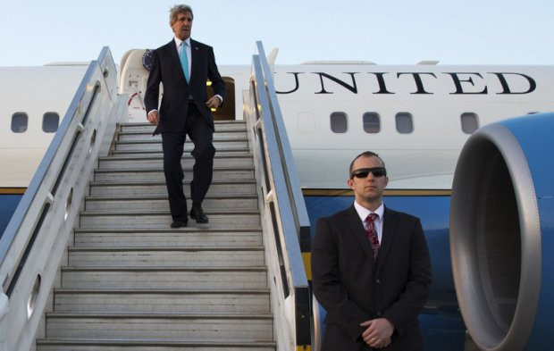 Ông John Kerry trong một chuyến công cán. Ông John Kerry trong một chuyến công cán.