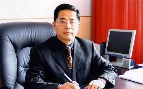 Ông Tần Đức Lượng, Trưởng phòng Thú y được điều sang làm Trưởng phòng Giáo dục Cáp Nhĩ Tân đang gây tranh cãi.