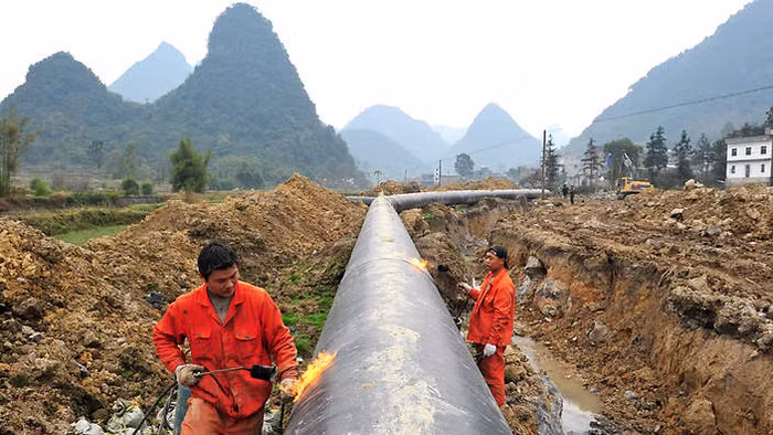 Tuyến đường ống dẫn khí đốt Kyaukphyu - Côn Minh đã hoàn thành, nhưng lợi ích mà nó mang lại cho Myanmar không thấy đâu, bất chấp mọi hứa hẹn từ Trung Quốc. Tuyến đường ống dẫn khí đốt Kyaukphyu - Côn Minh đã hoàn thành, nhưng lợi ích mà nó mang lại cho Myanmar không thấy đâu, bất chấp mọi hứa hẹn từ Trung Quốc.