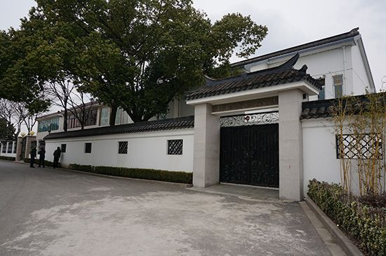 Căn nhà của anh em Chu Vĩnh Khang ở Vô Tích trở thành tâm điểm chú ý của những người hiếu kỳ. Căn nhà của anh em Chu Vĩnh Khang ở Vô Tích trở thành tâm điểm chú ý của những người hiếu kỳ.