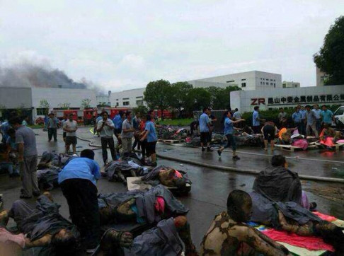 Những người bị thương nằm la liệt bên ngoài xưởng đánh bóng kim loại vừa phát nổ. Những người bị thương nằm la liệt bên ngoài xưởng đánh bóng kim loại vừa phát nổ.