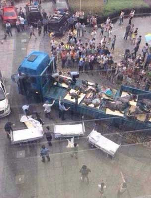 Xe cứu thương không đủ người ta phải dùng cả xe tải để chở các nạn nhân đi cấp cứu. Xe cứu thương không đủ người ta phải dùng cả xe tải để chở các nạn nhân đi cấp cứu.