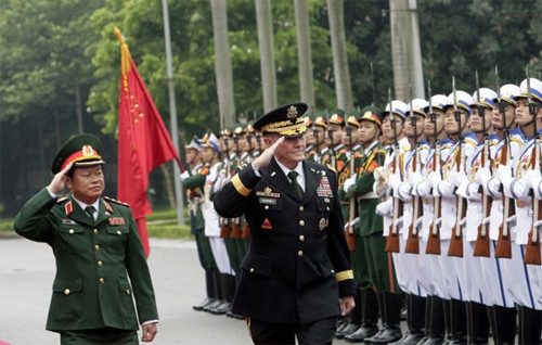 Tổng tham mưu trưởng Quân đội Nhân dân Việt Nam Đỗ Bá Tỵ và Chủ tịch Hội đồng tham mưu trưởng liên quân Mỹ Martin Dempsey duyệt Đội danh dự Quân đội Nhân dân Việt Nam. Ảnh: Vnexpress/AP. Tổng tham mưu trưởng Quân đội Nhân dân Việt Nam Đỗ Bá Tỵ và Chủ tịch Hội đồng tham mưu trưởng liên quân Mỹ Martin Dempsey duyệt Đội danh dự Quân đội Nhân dân Việt Nam. Ảnh: Vnexpress/AP.