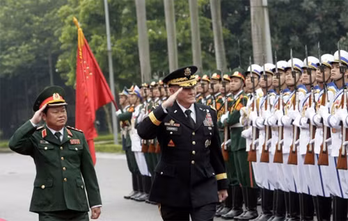 Tổng tham mưu trưởng Quân đội Nhân dân Việt Nam Đỗ Bá Tỵ và Chủ tịch Hội đồng tham mưu trưởng liên quân Mỹ Martin Dempsey duyệt Đội danh dự Quân đội Nhân dân Việt Nam. Ảnh: Vnexpress/AP.