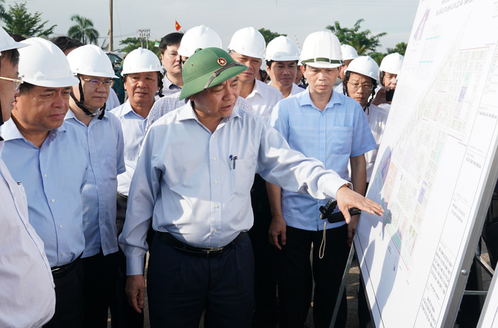 Thủ tướng Nguyễn Xuân Phúc kiểm tra tiến độ dự án. Ảnh: VGP. Thủ tướng Nguyễn Xuân Phúc kiểm tra tiến độ dự án. Ảnh: VGP.