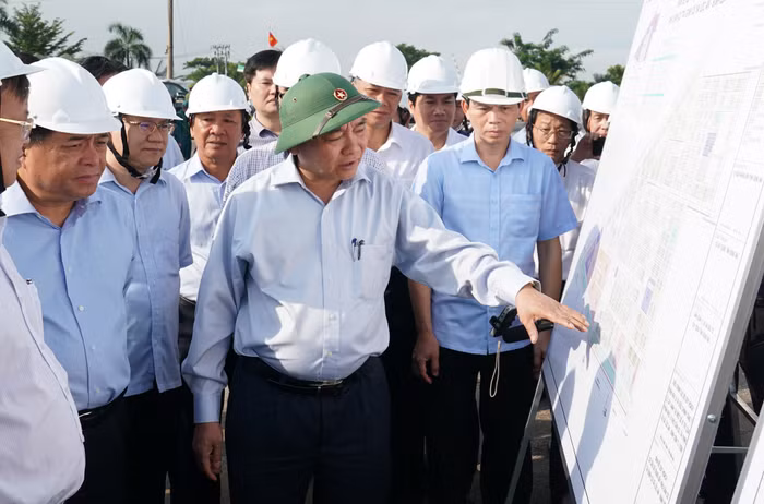 Thủ tướng Nguyễn Xuân Phúc kiểm tra tiến độ dự án. Ảnh: VGP.