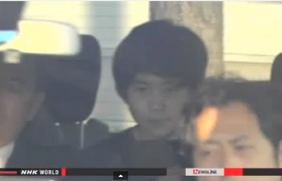 Cảnh sát Nhật Bản bắt giữ nữ nhân viên Vietnam Airlines trong một vụ buôn lậu vào tháng 3/2014. (Ảnh: NHK) Cảnh sát Nhật Bản bắt giữ nữ nhân viên Vietnam Airlines trong một vụ buôn lậu vào tháng 3/2014. (Ảnh: NHK)