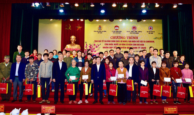 Phó Thủ tướng Trịnh Đình Dũng tặng quà Tết cho các gia đình chính sách, hộ nghèo, nạn nhân chất đôc da cam tại Tuyên Quang. Ảnh: VGP Phó Thủ tướng Trịnh Đình Dũng tặng quà Tết cho các gia đình chính sách, hộ nghèo, nạn nhân chất đôc da cam tại Tuyên Quang. Ảnh: VGP