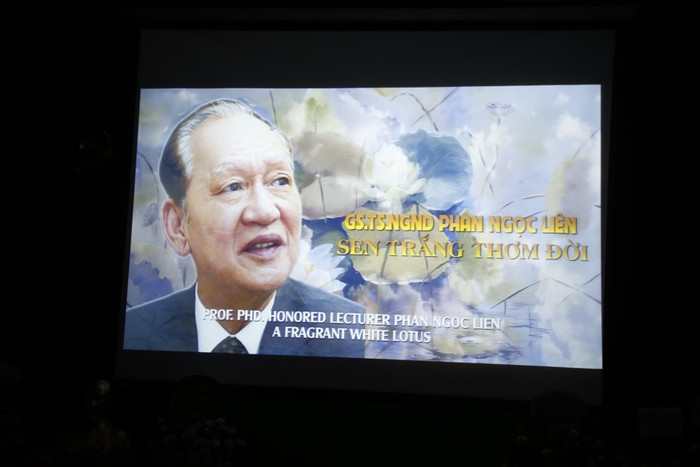 "Sen trắng thơm đời" - Bộ phim về cuộc đời và sự nghiệp của Giáo sư, Nhà giáo nhân dân Phan Ngọc Liên. "Sen trắng thơm đời" - Bộ phim về cuộc đời và sự nghiệp của Giáo sư, Nhà giáo nhân dân Phan Ngọc Liên.