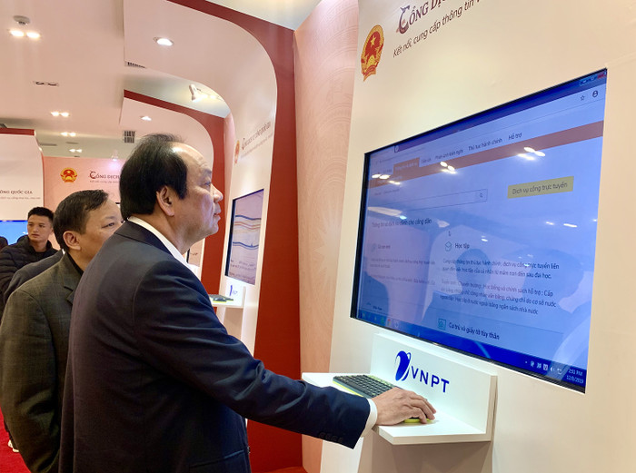 Bộ trưởng, Chủ nhiệm Văn phòng Chính phủ - ông Mai Tiến Dũng trải nghiệm Cổng Dịch vụ công quốc gia. Ảnh: Chinhphu.vn Bộ trưởng, Chủ nhiệm Văn phòng Chính phủ - ông Mai Tiến Dũng trải nghiệm Cổng Dịch vụ công quốc gia. Ảnh: Chinhphu.vn