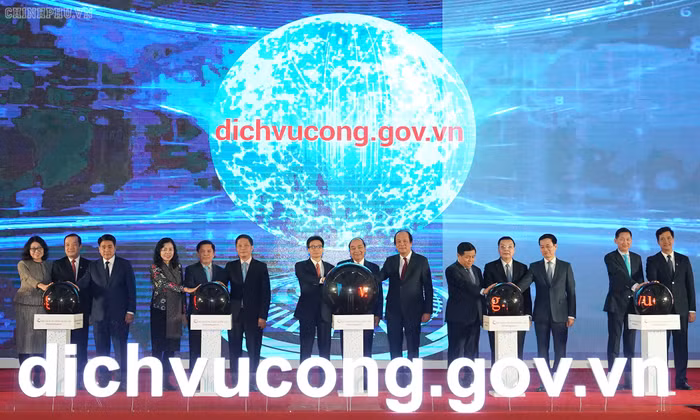 Thủ tướng Nguyễn Xuân Phúc và các đại biểu thực hiện nghi thức khai trương Cổng Dịch vụ công quốc gia. Ảnh: Chinhphu.vn
