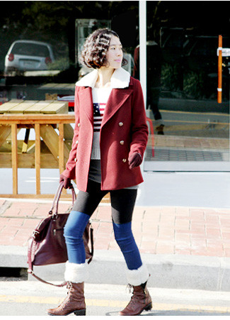 Mẫu vest nghịch ngợm màu đỏ với cổ viền trắng hợp với những bộ đồ bụi bặm dạo phố.