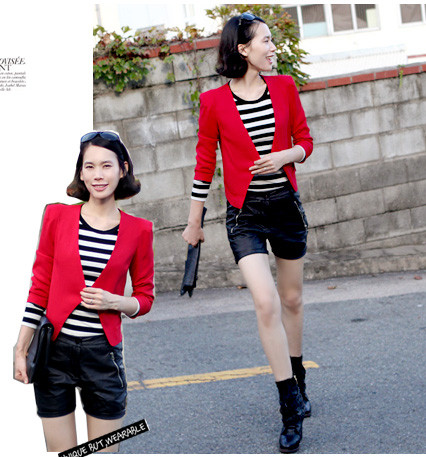 Một mẫu vest ngắn kết hợp với áo kẻ đen trắng trông rất độc đáo và đáng yêu, kết hợp với quần soóc, bạn sẽ rất nổi bật khi đi dạo phố những ngày nắng ấm.