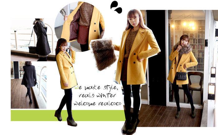 Màu vàng rất tôn da, tôn dáng của bạn gái, và với kiểu vest rộng rất hợp với khăn lông cho bạn ấm áp giữa ngày đông giá rét.