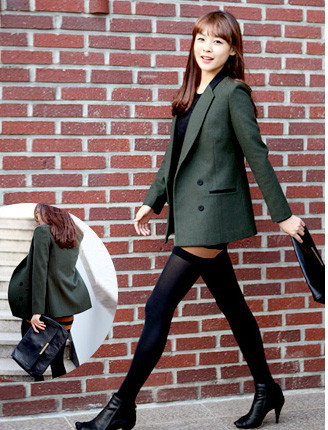 Mẫu vest tuyệt đẹp này cực tôn vóc dáng người mặc, diện cùng chân váy hay đơn giản là quần soóc cũng đủ để bạn nổi bật rồi.