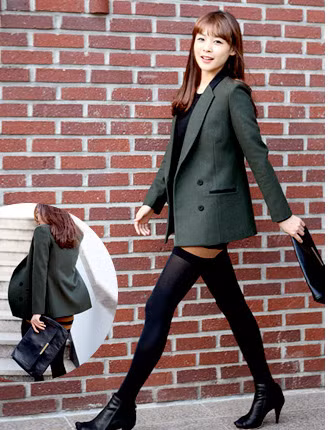 Mẫu vest tuyệt đẹp này cực tôn vóc dáng người mặc, diện cùng chân váy hay đơn giản là quần soóc cũng đủ để bạn nổi bật rồi.