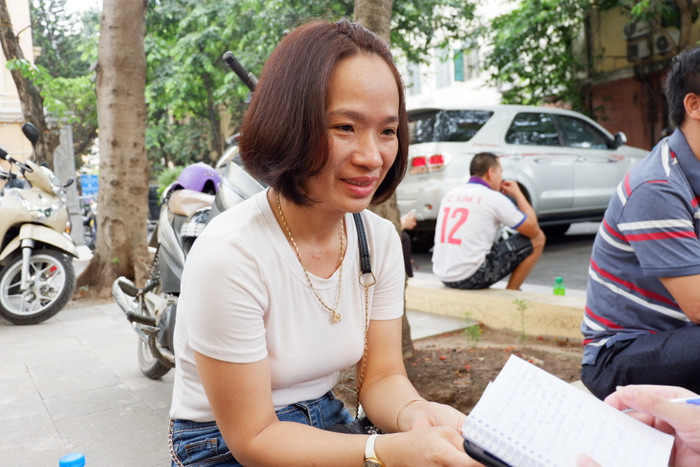 Cô Ngô Thị Minh Nguyệt cho biết: “Cô đưa em từ Bắc Ninh lên đây từ hôm qua, em nhà cô cũng thi chuyên Văn. Việc chọn trường thi, gia đình tôn trọng quyền lựa chọn của con. Nhiệm vụ của cô là đưa con đi thi thôi. Cô thấy tỉ lệ chọi khối văn khá cao nên cũng không áp lực em. Ngoài trường chuyên Khoa học Xã hội và Nhân văn , em còn định thi chuyên Bắc Ninh để có thêm nhiều cơ hội”. Ảnh: Thu Trà