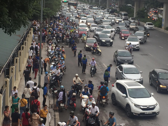 Từ sáng sớm nhiều phụ huynh và thí sinh đã có mặt tại điểm thi trường Đại học Khoa học Xã hội và Nhân văn. Bên ngoài điểm thi, việc di chuyển của các phương tiện giao thông trở nên tương đối khó khăn. Ảnh: Thu Trà