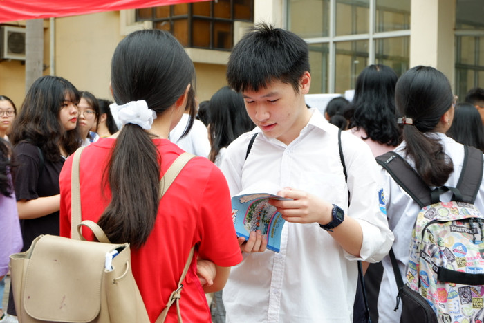 Nhiều thí sinh đến sớm đã tranh thủ ôn lại kiến thức trước khi bước vào phòng thi. Ảnh: Thu Trà