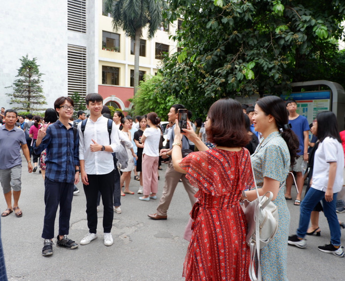Kỳ thi dù căng thẳng nhưng các phụ huynh và thí sinh vẫn muốn lưu lại kỷ niệm khi tới ngôi trường. Ảnh: Nguyễn Huyền Kỳ thi dù căng thẳng nhưng các phụ huynh và thí sinh vẫn muốn lưu lại kỷ niệm khi tới ngôi trường. Ảnh: Nguyễn Huyền