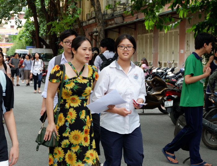 Phụ huynh động viên để con có tinh thần chuẩn bị cho các môn thi tiếp theo. Ảnh: Nguyễn Huyền Phụ huynh động viên để con có tinh thần chuẩn bị cho các môn thi tiếp theo. Ảnh: Nguyễn Huyền