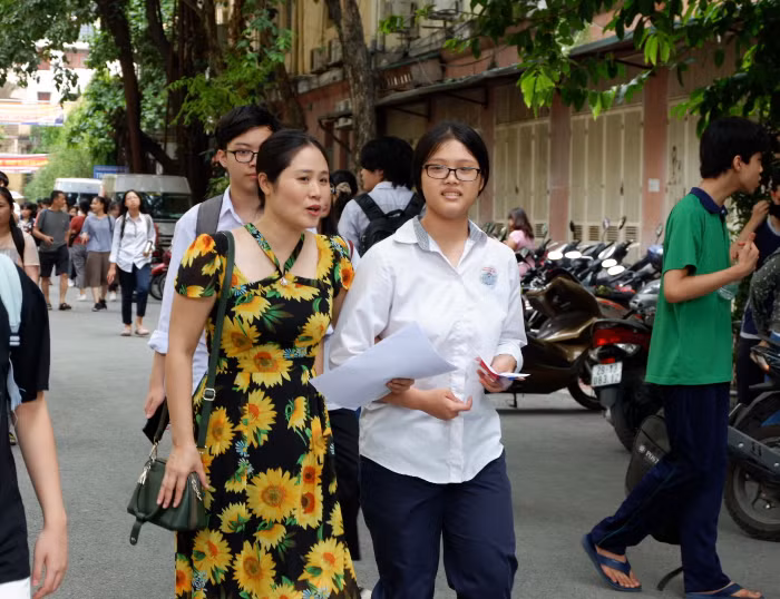 Phụ huynh động viên để con có tinh thần chuẩn bị cho các môn thi tiếp theo. Ảnh: Nguyễn Huyền