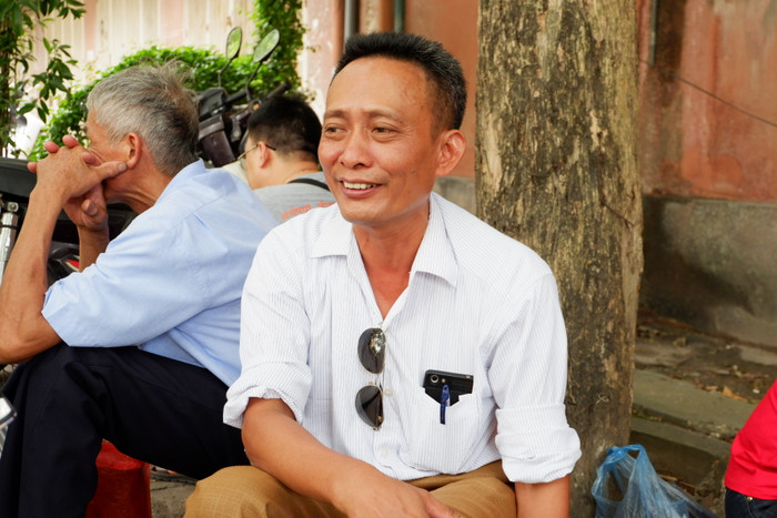 Chú Trần Đình Dực đặt niềm tin con gái sẽ làm bài tốt. Ảnh: Quỳnh Trang Chú Trần Đình Dực đặt niềm tin con gái sẽ làm bài tốt. Ảnh: Quỳnh Trang