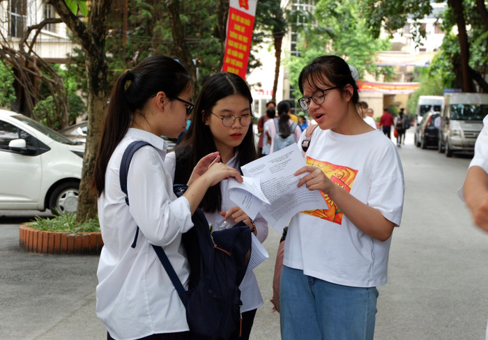 Các thí sinh thoải mái trao đổi đáp án sau khi bước khỏi phòng thi. Ảnh: Quỳnh Trang Các thí sinh thoải mái trao đổi đáp án sau khi bước khỏi phòng thi. Ảnh: Quỳnh Trang