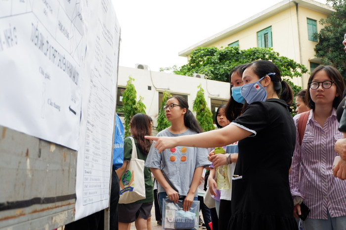 Các thí sinh xem sơ đồ, danh sách phòng thi. . Ảnh: Thu Trà