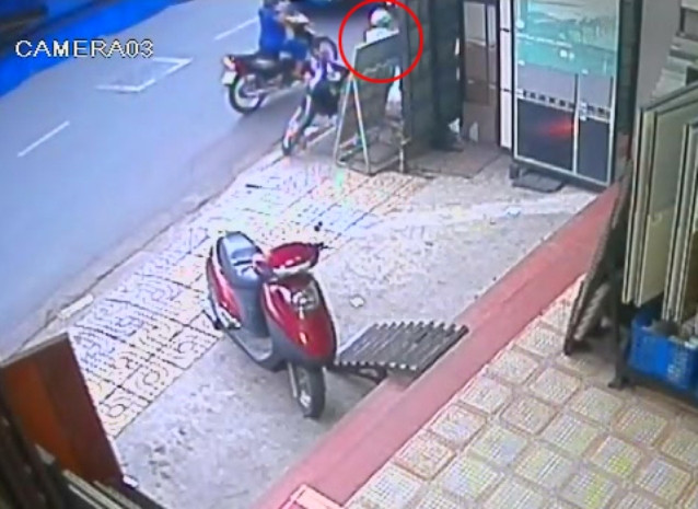 Nhưng chiếc xe cứng đầu không chịu nổ máy, vẫn không từ bỏ ý đồ, hắn dắt lui ra phía sau tìm cách nổ máy. Nhưng chiếc xe cứng đầu không chịu nổ máy, vẫn không từ bỏ ý đồ, hắn dắt lui ra phía sau tìm cách nổ máy.