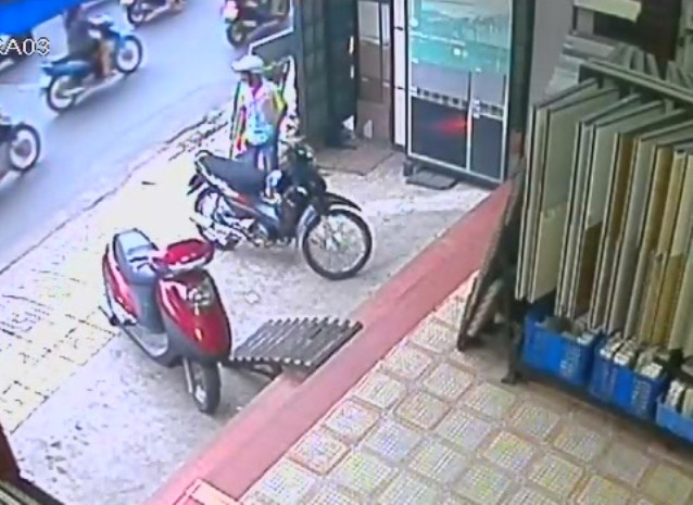 Tên trộm mắt láo liên nhìn quanh, chuẩn bị bẻ khóa chiếc Wave. Tên trộm mắt láo liên nhìn quanh, chuẩn bị bẻ khóa chiếc Wave.