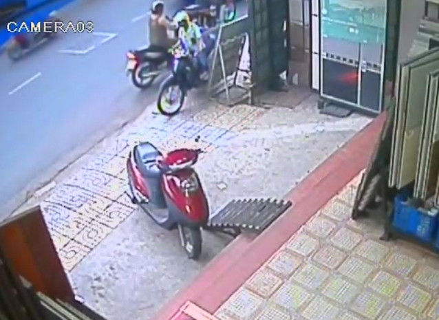 Cuối cùng hắn cũng dắt được xe ra, nhưng xe đề không được nên hắn đang ra sức đạp. Cuối cùng hắn cũng dắt được xe ra, nhưng xe đề không được nên hắn đang ra sức đạp.