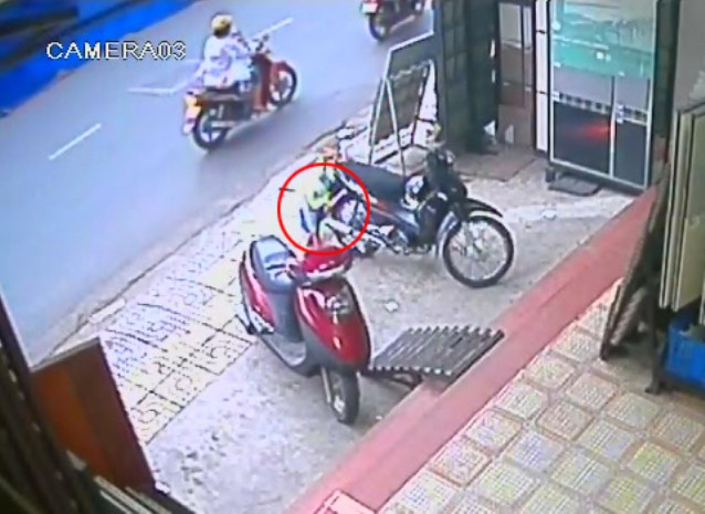 Hoảng hốt đánh rơi "dụng cụ hành nghề". Hoảng hốt đánh rơi "dụng cụ hành nghề".