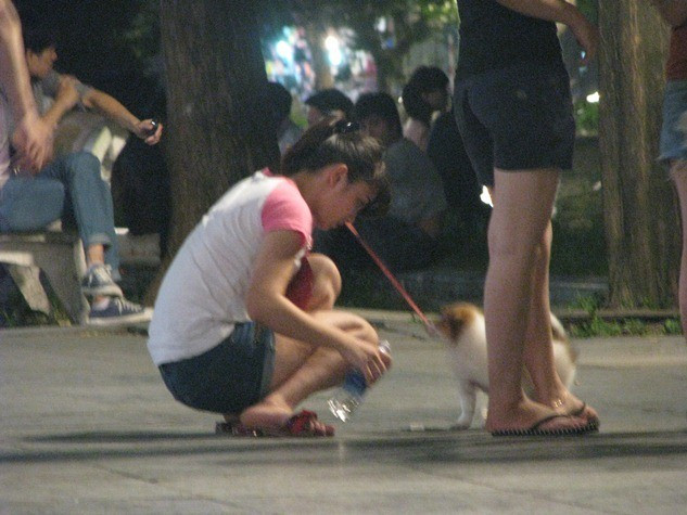 Nhiều teen rất cẩn thận mang đầy đủ đồ ăn, nước uống khi đi dạo phố cùng Nhiều teen rất cẩn thận mang đầy đủ đồ ăn, nước uống khi đi dạo phố cùng
