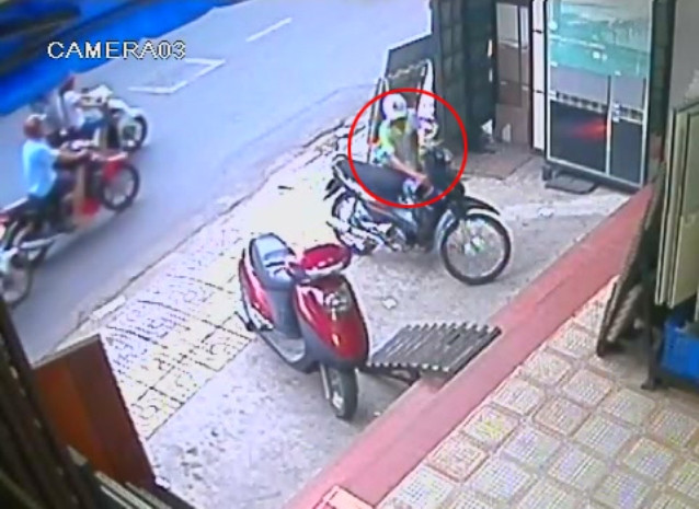 Bỏ chìa khóa vạn năng vào vặn. Bỏ chìa khóa vạn năng vào vặn.